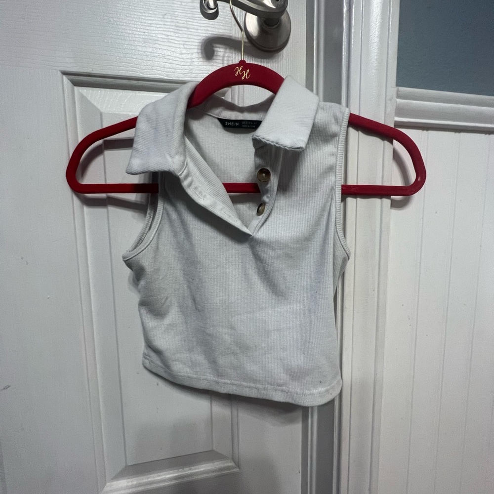 button crop top